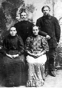 Алексей Титович Серов (справа) с женой и родственниками. 1920-е гг.