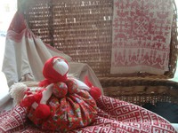 Рис. 3  Кукла «Травница» на сундуке с приданным. Семиотика полотенец. Фото: А.Пекина.