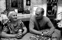 Президент России Путин В. В. в гостях у Степановой М. П. Деревня Ямка. 2001 г.
