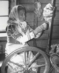 Рис.3. А.К.Елизарова (1918–2001) показывает прядение шерсти на старинной прялке, 1980-е гг.