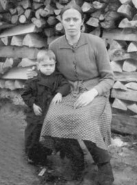Рис.45. Александра Николаевна Сафонова с сыном Толей. Фото 1951 г. (Из личного архива А.П.Губиной)