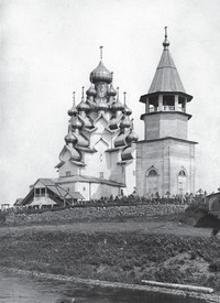 Вид на колокольню и Преображенскую церковь с юго-запада. 1912 г. Из коллекции М. В. Красовского (ГНИМА)