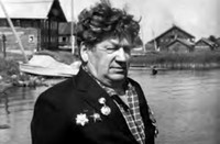 К. П. Клинов на фоне деревни Ямка. 1983 г.
