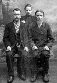 Медведев Николай Андреевич (справа) с сыном Андреем Николаевичем (слева) и дальней родственницей. 1914 г.