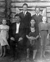 Семья Максимовых после возвращения в Кижи. 1948 г.