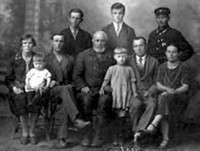 Маньшин Михаил Иванович (в центре) с семьей. 1920-е гг.