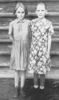 Рис.14. Людмила Березкина (справа) с подругой (слева). Д. Красная Сельга. Фото 1963 г. (Из личного архива Л.А.Спицыной)