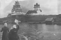 Рис.2. Пароход с паломниками у кижской пристани. Фото 1900 г.