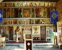 The Kizhi Church of the Intercession originally had a tyablo iconostasis. The traces of its installation can still be seen in the sidewalls. Later the tyablo iconostasis was replaced with more fashionable one with carved pilasters and cornices with gilding and imitation of marble. While restoring th