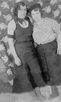 Рис.32. Анна Ивановна Федоскова (справа) с подругой. Фото до 1941 г. (Из личного архива В.И.Ларюшкиной)