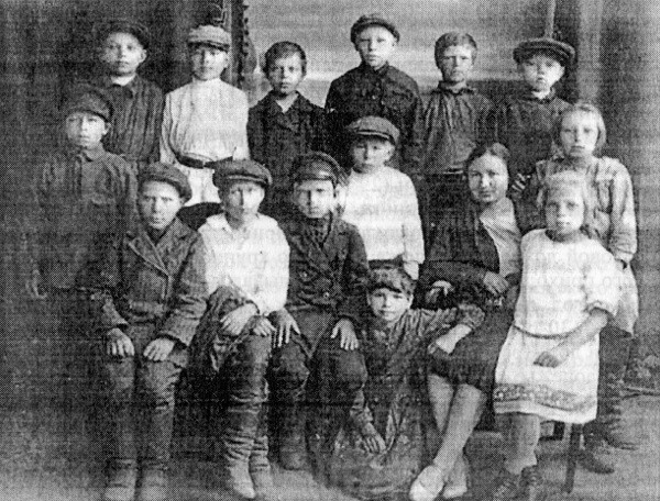 Фото 4. Конец 1920-х годов, с.Яндомозеро. Л.И.Светлова со своими учениками.