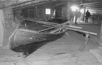 Рис.6. Лодка постройки В.Н.Буркова на сарае дома Ошевнева. Фото автора. 2005 г.