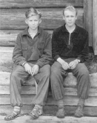 Рис.28. Василий Сафонов (слева) с товарищем. Фото 1965 г. (Из личного архива В.П.Андриановой)