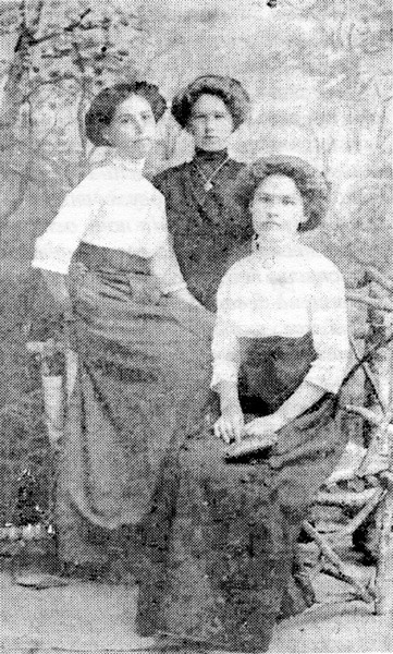 Сестры Плотниковы (слева направо): Анна, Екатерина, Параскева