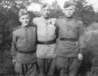 Рис.79. Константин Балахонов (слева) на фронте. Фото 1944 г. (Из личного архива В.К.Вашковской)
