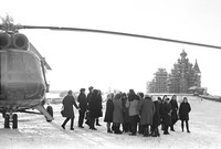 Б.А.Гущин встречает туристов у вертолёта. 1972 г.