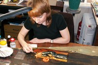 Подготовка иконы к экспонированию реставратором музея