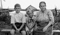 Клинова Евдокия Тимофеевна с внуками Витей и Таней. Деревня Клиново. 1961 г.
