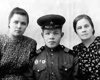 Слева направо: Клавдия Константиновна, Виктор Константинович и Анна Константиновна Елизаровы. 1951—53 гг.