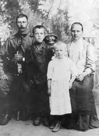 Семья Ефремовых. Не позднее 9 августа 1916. Музей-заповедник «Кижи». КП-3872