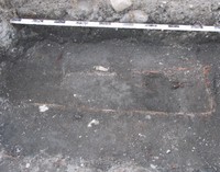 Рис. 4. Контуры гробовища с женским захоронением (III-5).  Вид с севера