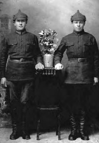 Федор Кругов и Иван Вавилин (справа), сын Вавилиных Ивана Васильевича и Агафьи Егоровны. 1930 г.