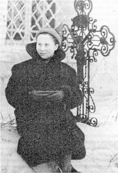Тамара Плотников на могиле отца в Ярославской области