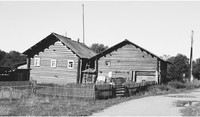 Рис. 1. Дом-комплекс с параллельной связью («двойной дом») в деревне Погорелая, Пяжозерье. Фото И. Гришиной, 2001 г.