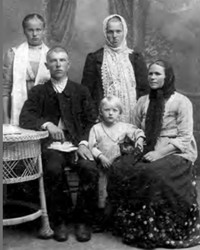 Во втором ряду справа: уроженка д. Корба Федосья Симеонова (в дев. Гагарина) в кругу родных. В первом ряду: её дочь Настя и мама Марья. 1915—1917 гг.
