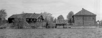 Слева направо: дом Сикке (Петровых), дом Симеоновых. Северная часть деревни Шлямино. 1986 г.
