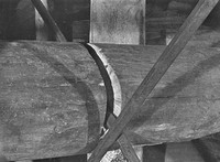 Церковь Преображения Господня. Монтаж разгрузочных конструкций проводился с грубыми нарушениями: в бревнах церкви допущены многочисленные пропилы для пропускания металлических связей, 1982-1984 годы.