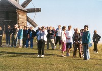 Туристы слушают колокольный звон.  2005 г.