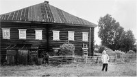 Т. В. Белецкая (племянница Н. А. Чивина) на фоне родного дома, деревня Северное Леликово