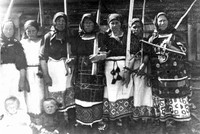 Рис.2. Старинная женская рабочая одежда. Колодозеро. 1928. Фототека НА РК II-2964