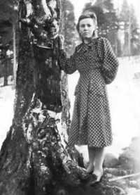 Рис.37. Валентина Ивановна Ларюшкина, 19 лет. Фото 1951 г. (Из личного архива В.И.Ларюшкиной)