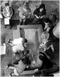 Рис. 2. Процесс расчистки «погребения» в Музее археологии Москвы. Фото Т. В. Гончаровой