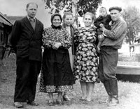 Н. Т. Гавриленко с родителями, детьми и мужем. 1958 г.