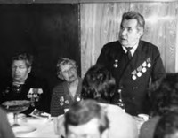 Прохоров Иван Андреевич, (сидят) К. П. Клинов, Т. Е. Гаврилова. 9 мая 1980 г.