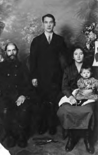 Слева направо: Жарниковы Михаил Спиридонович, Петр Михайлович, Ольга Тимофеевна и Шура. 1927 г.