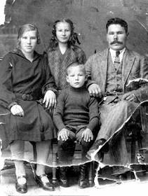 Семья Клиновых из д. Клиново. 1930-е гг. Слева Клавдия Егоровна (урожденная Ковина)