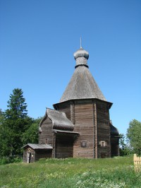 Рис. 4. Никольская церковь в селе Лявля (1584 г.). Вид с юго-запада. Фото И. Н. Шургина, 2009 г.