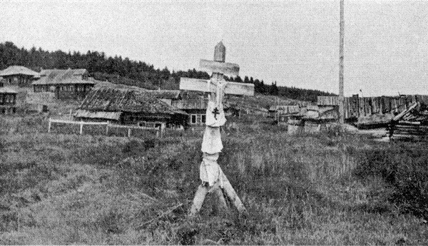Фото 28. Поклонный крест в с.Кереть Лоухского района. 1980 г. НВФ 8082