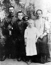 Семья Ефремовых. Д. Лахта. 1910-е гг. Слева от матери дочь Анна