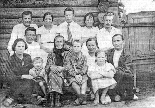 Фото 5. Конец 1930-х годов, г.Пудож. Семья связенника И.А.Светлова. В центре (в нижнем ряду) И.Н.Светлова