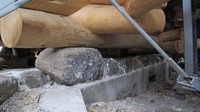Угол сруба Преображенской церкви, установленный на фундаменте