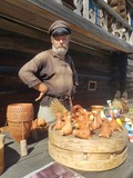 Народные глиняные игрушки от кижского мастера-демонстратора в сувенирном магазине на площади Кирова, 10а