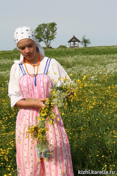 Плетение венка на лугу