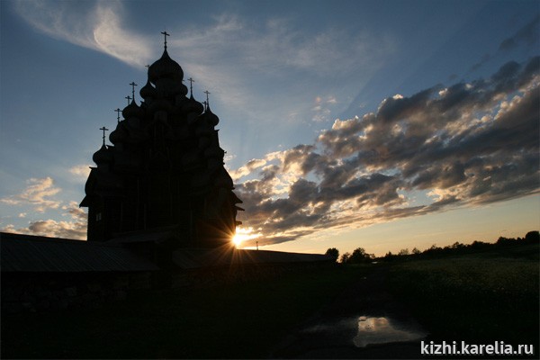 Храм Преображения в Кижах ночью. Облаках