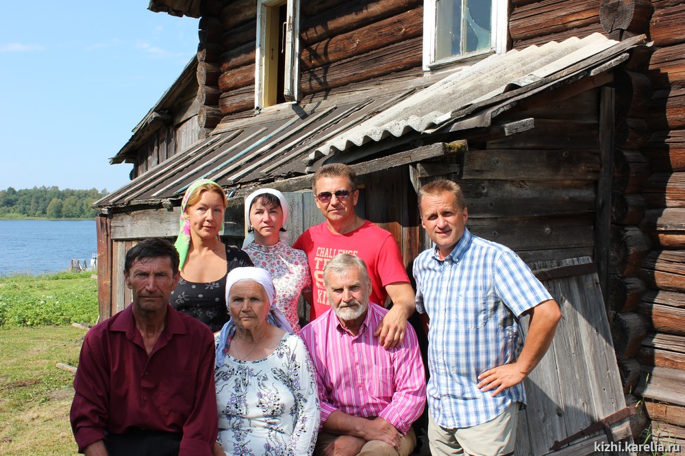 Деревня Воробьи. Валентина Филипповна, Виктов Филиппович, Александр Филиппович Прохоровы с детьми и внуками