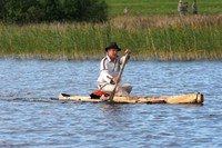 Иван Воробьев на лодке-долбленке ушкуй